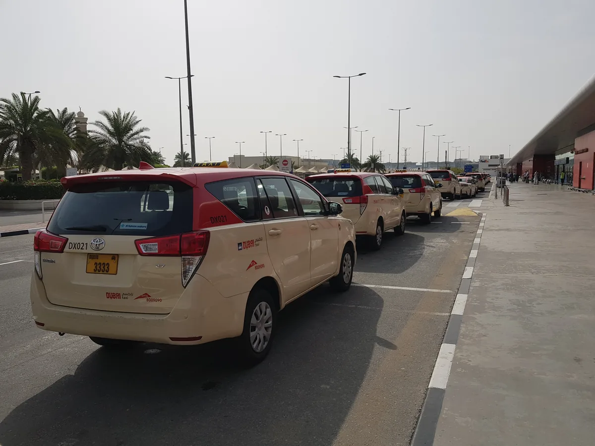 سيارات أجرة أمام المبنى 2 في مطار دبي الدولي عام 2022