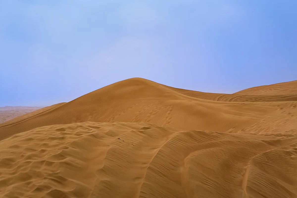 كثبان رملية في صحراء دبي عام 2023